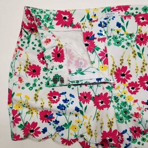 {Crown & Ivy} Flower Print Scalloped Shorts - Picture 6 of 8